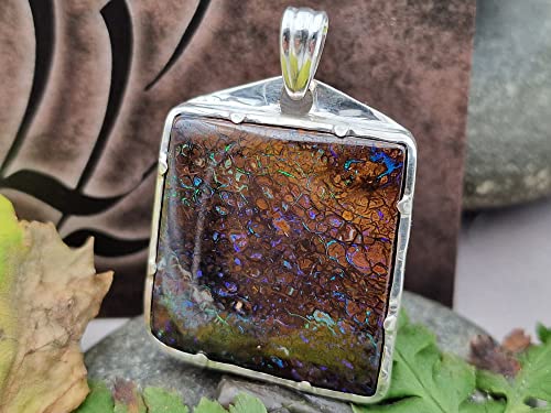 LeoLars-PABE Matrix Boulder Opal Anhänger aus 925er Silber mit grün-blau-lila Pinfire Opalfeuer und Muster, Unikat, Handarbeit