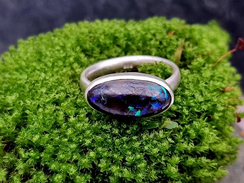 LeoLars-PABE Boulder Matrix Opal Ring, Gr. 63, Unisex, aus 925er Silber mit grün-blau-lila Opalfeuer, Unikat, Handarbeit