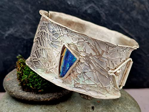 LeoLars-PABE Handgeschmiedeter Design Armreif mit Boulder Opal mit bunten Opalfeuer aus 925er Silber, mit Verschluss, Innenmaße 60x70mm, Unikat, Handarbeit