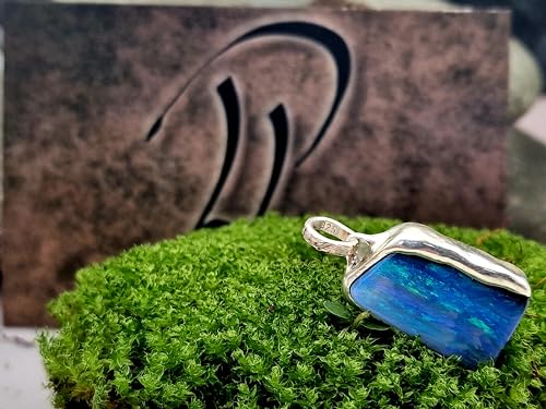 LeoLars-PABE Boulder Opal Anhänger aus 925er Silber mit durchcgehender gemeiner Opalschicht in blau und herrlichem grünen Opalfeuer, Opal 19,3x11,6mm, Unikat, Handarbeit