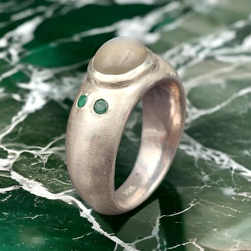 LeoLars-PABE Mondstein Ring mit zwei Smaragden, Gr. 55 (17,5), aus 925er Silber, mattiert, Mondstein mit silber-grau-blauem Schimmer, Unikat, Handarbeit