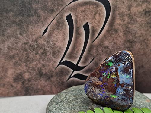 LeoLars-PABE gebohrter Boulder Opal Anhänger mit 60 cm Lederband, Matrix, Multicolor Opalfeuer, Hologramm, Opal 26.5 x 22.7 x 9.3mm, Unikat, Handgeschliffen