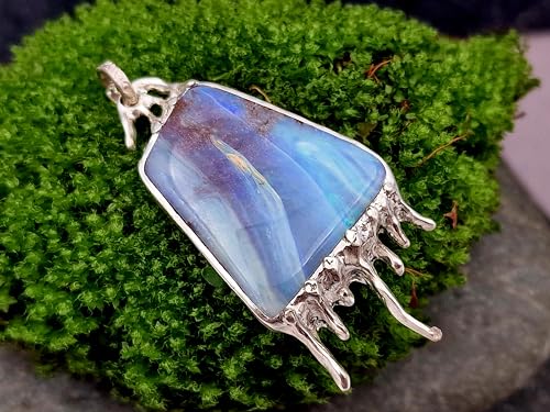 LeoLars-PABE Boulder Opal Picture Stone Design Anhänger aus 925er Silber, Flusslauf von oben mit grün-blauem Opalfeuer, Opal 28x23,9mm, Unikat, Handarbeit