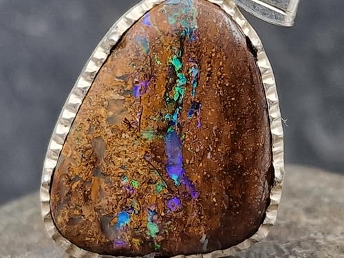 LeoLars-PABE Boulder Opal Design Anhänger aus 925er Silber in Krappenfassung diamantiertt und eismattiert, Opal mit herrlichem grün blauem Opalfeuer, Unikat, Handarbeit