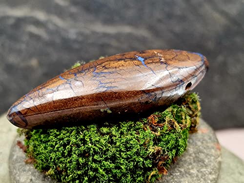 LeoLars-PABE Boulder Opal Anhänger gebohrt mit 60cm Lederband, wie versteinertes Holz, partielles Opalfeuer, 49.4x17x11.8mm, Unikat, Handarbeit
