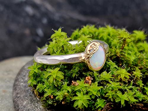 LeoLars-PABE Weißer Opal Design Ring, Gr. 58-59, aus 925er Silber mit 585er Goldfassung, pastellfarbenes Opalfeuer, gehämmert, verziert, Unikat, Handarbeit