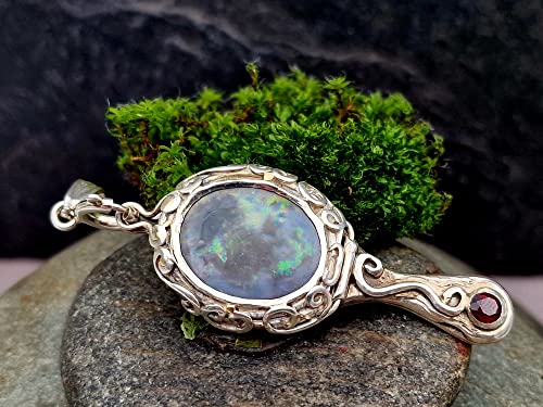 LeoLars-PABE Spiegel Medaillon mit Mintabie Dark Opal und Granat aus 925er Silber, Schneewitchen Spiegel, verspielt, verziert, Unikat, Handarbeit