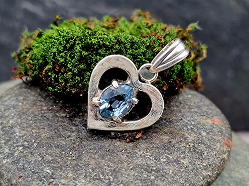 LeoLars-PABE Herz Design Anhänger mit Blautopas Navette aus 925er Silber, eismattiert, Unikat, Handarbeit