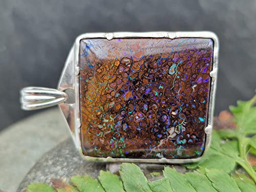 LeoLars-PABE Matrix Boulder Opal Anhänger aus 925er Silber mit grün-blau-lila Pinfire Opalfeuer und Muster, Unikat, Handarbeit
