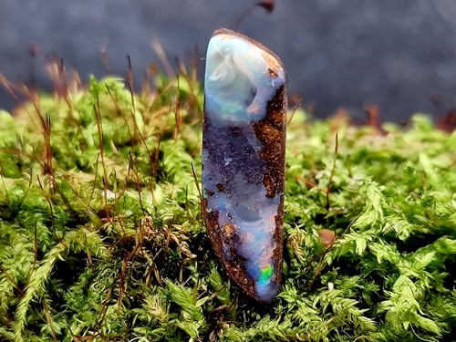 LeoLars-PABE Boulder Opal Anhänger mit 60 cm Lederband mit partiell regenbogenfarbenen Opalfeuer, Opal 28x8,5x6,8mm, Unikat, Handgeschliffen