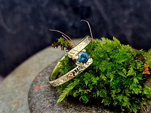 LeoLars-PABE Design Ring, Gr. 59, aus 585er Gelbgold mit 0.25 ct. blauen Diamanten und geprägter Oberfläche, Unikat, Handarbeit