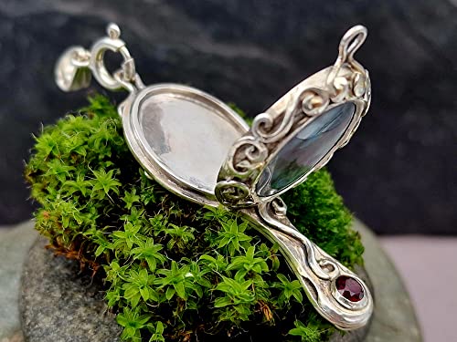 LeoLars-PABE Spiegel Medaillon mit Mintabie Dark Opal und Granat aus 925er Silber, Schneewitchen Spiegel, verspielt, verziert, Unikat, Handarbeit