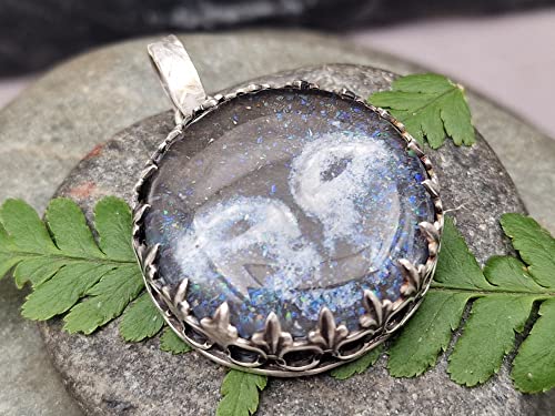 LeoLars-PABE 925er Silber Anhänger Moonchild with Stars, Bergkristall Carving mit Opalstaub, Galeriefassung, Unikat, Handarbeit