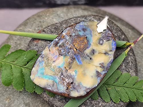 LeoLars-PABE Boulder Opal Anhänger mit Frontbohrung und 925er Silberschlaufe, Opal 46.7 x 35.4 x 8.5mm, partielles Opalfeuer, Unikat, Handgeschliffen