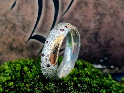 LeoLars-PABE Design Sandguss Ring mit eingegossenen Rubinen und 585er Gold Element aus 925er Silber, Gr. 61 (19,2), massiv, Sandguss typische Oberfläche, Unikat, Handarbeit