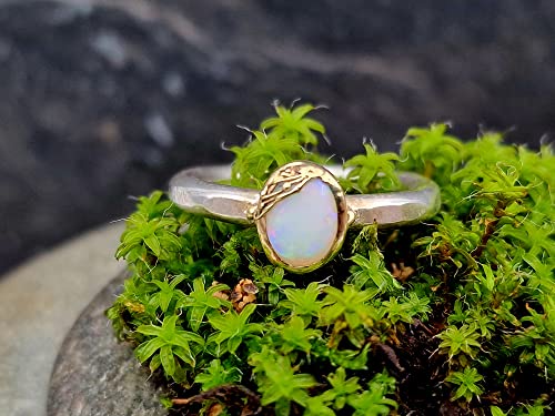 LeoLars-PABE Weißer Opal Design Ring, Gr. 58-59, aus 925er Silber mit 585er Goldfassung, pastellfarbenes Opalfeuer, gehämmert, verziert, Unikat, Handarbeit