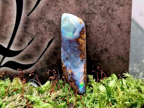 LeoLars-PABE Boulder Opal Anhänger mit 60 cm Lederband mit partiell regenbogenfarbenen Opalfeuer, Opal 28x8,5x6,8mm, Unikat, Handgeschliffen