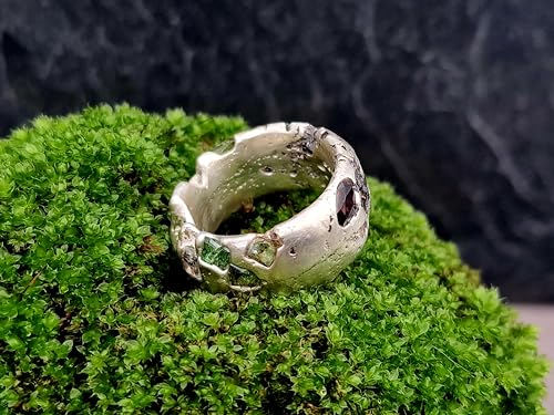 LeoLars-PABE Sandguss Design Ring, Gr. 55, aus 925er Silber, massiv, mit eingegossenen Granat, Peridot, Smaragd und Saphir, Unikat, Handarbeit