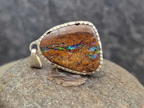 LeoLars-PABE Boulder Opal Design Anhänger aus 925er Silber in Krappenfassung diamantiertt und eismattiert, Opal mit herrlichem grün blauem Opalfeuer, Unikat, Handarbeit