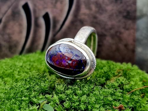 LeoLars-PABE Design Ring mit Boulder Opal, Gr. 58-59, aus 925er Silber, eismattiert, Opal mit Muster und lila-blauem Opalfeuer, 14,3x9mm, Unikat, Handarbeit