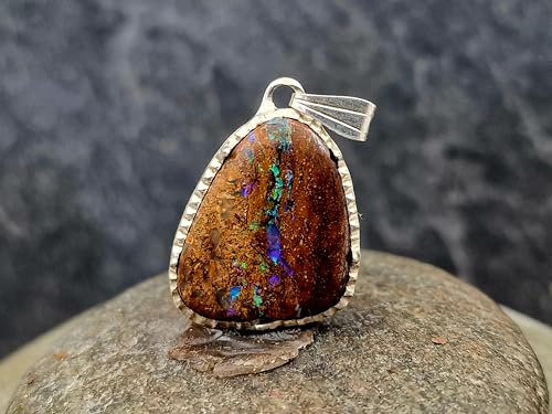 LeoLars-PABE Boulder Opal Design Anhänger aus 925er Silber in Krappenfassung diamantiertt und eismattiert, Opal mit herrlichem grün blauem Opalfeuer, Unikat, Handarbeit