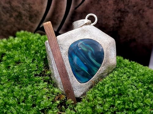 LeoLars-PABE Schwarzer Opal Design Anhänger aus 925er Silber mit Kupferstab, eismattiert, Opalfeuer in grün-blau, Unikat, Handarbeit