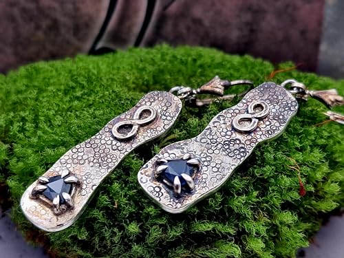 Saphir Ohrhänger mit Unendlichkeitssymbol aus 925er Silber, teilgeschwärzt, mystisch, magisch, mit Brisuren, Unikat, Handarbeit