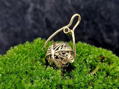 LeoLars-PABE Sphen - Titanit Filigree Design Anhänger aus 585er Gelbgold mit Diamant als Akzent, bunt schillernd, Sphen 12x10mm groß, verspielt, leicht, Unikat, Handarbeit