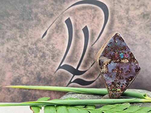 LeoLars-PABE Boulderopal Anhänger gebohrt mit 60cm Lederband, partiell buntes Opalfeuer, Boulder Opal 28.2 x 17.9 x 6.5mm, Unikat, Handgeschliffen
