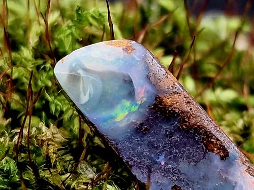 LeoLars-PABE Boulder Opal Anhänger mit 60 cm Lederband mit partiell regenbogenfarbenen Opalfeuer, Opal 28x8,5x6,8mm, Unikat, Handgeschliffen