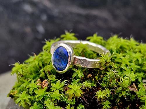 LeoLars-PABE Schwarzer Opal Ring aus 925er Silber, Gr.49, lila-blaues Opalfeuer, gehämmert, Opal 7.5x5.5mm, Unikat, Handarbeit