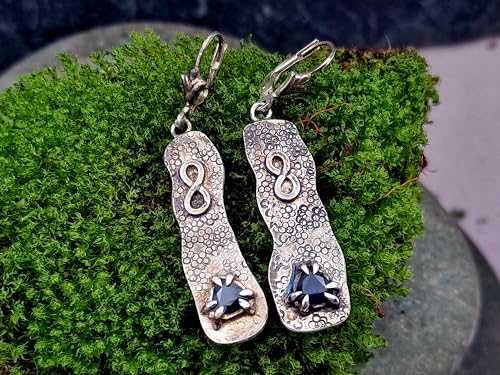 Saphir Ohrhänger mit Unendlichkeitssymbol aus 925er Silber, teilgeschwärzt, mystisch, magisch, mit Brisuren, Unikat, Handarbeit