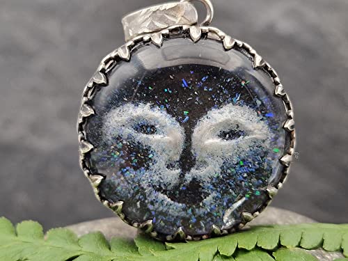 LeoLars-PABE 925er Silber Anhänger Moonchild with Stars, Bergkristall Carving mit Opalstaub, Galeriefassung, Unikat, Handarbeit