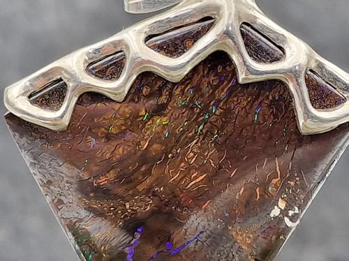 LeoLars-PABE Boulder Opal Design Anhänger mit grünem Pinfire Opalfeuer und lila Opalfeuer aus 925er Silber mit dere Form angepasstem Design, Unikat, Handarbeit