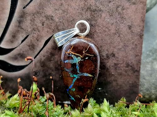 LeoLars-PABE Boulder Opal Tropfen Anhänger mit 925er Silber Stiftöse, Opal 22 x 12 x 6mm mit Opaladern mit grün-blauem Opalfeuer, Unikat, Handgeschliffen