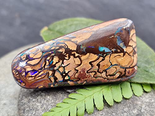 LeoLars-PABE gebohrter Boulder Opal Anhänger mit 60cm Lederband, Matrix, lila und grüne Opaladern und Feuer, Opal 44.1 x 21.5 x 8.2mm, Unikat, Handgeschliffen