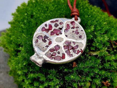 LeoLars-PABE Granatapfel Anhänger mit eingegossenen Spinell Kristallen aus 925er Silber, Sandguss Design Anhänger mit Lederband, Unikat, Handarbeit