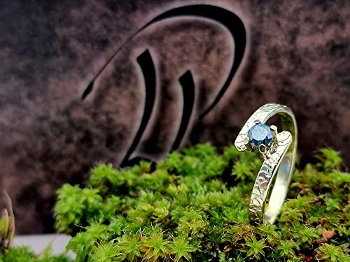 LeoLars-PABE Design Ring, Gr. 59, aus 585er Gelbgold mit 0.25 ct. blauen Diamanten und geprägter Oberfläche, Unikat, Handarbeit
