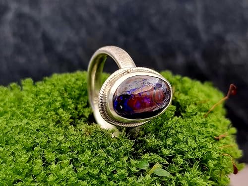 LeoLars-PABE Design Ring mit Boulder Opal, Gr. 58-59, aus 925er Silber, eismattiert, Opal mit Muster und lila-blauem Opalfeuer, 14,3x9mm, Unikat, Handarbeit