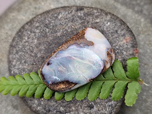 LeoLars-PABE gebohrter Boulder Opal Anhänger mit 50 cm Lederband, gemeiner Opal mit buntem Opalfeuer, Opal 29.6x11.4x8.9mm, Unikat, Handgeschliffen