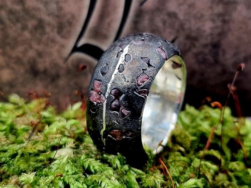 LeoLars-PABE Sandguss Design Ring, Gr 60/61 (19,2) aus 925er Silber im Vulkan Design mit eingegossenem Spinell Rohstein, geschwärzt, massiv, Unikat, Handarbeit