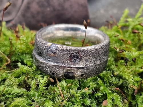 LeoLars-PABE Grober teilgeschwärzter Sandguss Design Ring, Gr.62 (19,7), aus 925er Silber mit eingegossenen grauen Saphir Kristallen, Unikat, Handarbeit