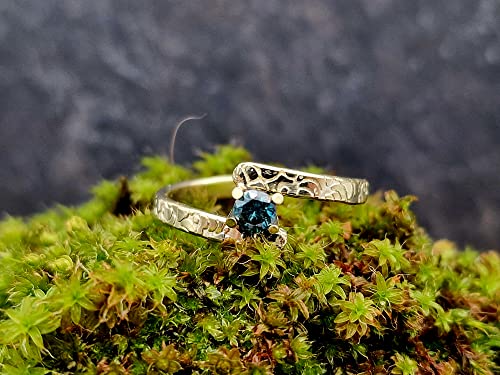 LeoLars-PABE Design Ring, Gr. 59, aus 585er Gelbgold mit 0.25 ct. blauen Diamanten und geprägter Oberfläche, Unikat, Handarbeit