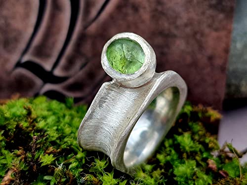 LeoLars-PABE Grüner Turmalin Design Ring, Gr.50-51, aus 924er Silber, gleichmäßig eismattiert, konkav, Unikat, Handarbeit