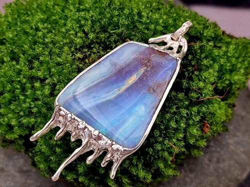 LeoLars-PABE Boulder Opal Picture Stone Design Anhänger aus 925er Silber, Flusslauf von oben mit grün-blauem Opalfeuer, Opal 28x23,9mm, Unikat, Handarbeit