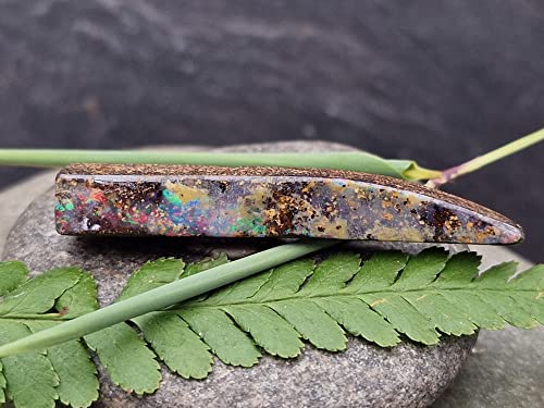 LeoLars-PABE Boulderopal Anhänger gebohrt mit 60cm Lederband, Multicolor Opalfeuer, lang, Boulder Opal 47.7 x 7.1 x 7mm, Unikat, Handgeschliffen