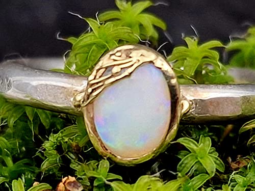 LeoLars-PABE Weißer Opal Design Ring, Gr. 58-59, aus 925er Silber mit 585er Goldfassung, pastellfarbenes Opalfeuer, gehämmert, verziert, Unikat, Handarbeit