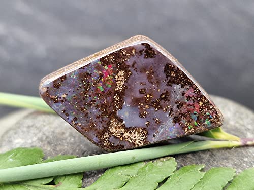 LeoLars-PABE Boulderopal Anhänger gebohrt mit 60cm Lederband, partiell buntes Opalfeuer, Boulder Opal 28.2 x 17.9 x 6.5mm, Unikat, Handgeschliffen