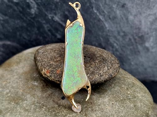 LeoLars-PABE Mintabie Opal Design Anhänger aus 585er Gelbgold, Opal mit brilliantem grünen Opalfeuer, anderer Blickwinkel Multicolor, Opal 39 x 13,5mm, Hochwertig, Unikat,Handarbeit