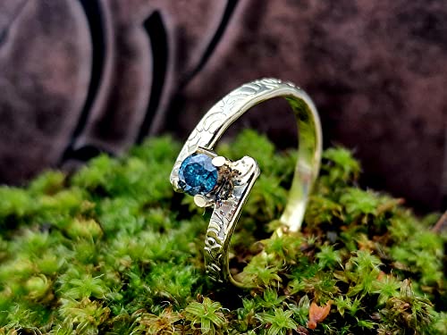 LeoLars-PABE Design Ring, Gr. 59, aus 585er Gelbgold mit 0.25 ct. blauen Diamanten und geprägter Oberfläche, Unikat, Handarbeit